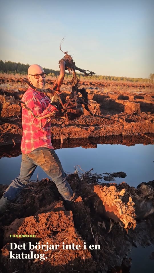 Joel trzyma w ręku korzeń Tuskwood przy torfowisku